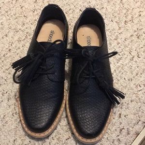 Black/white platform oxford style shoe